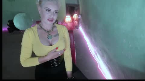 Snapshot of erotic_dessire chatting on 04.10.26 Eve online show from 04.10.26