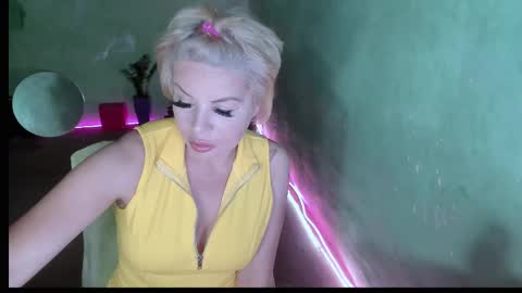 Snapshot of erotic_dessire chatting on 04.23.26 Eve online show from 04.23.26