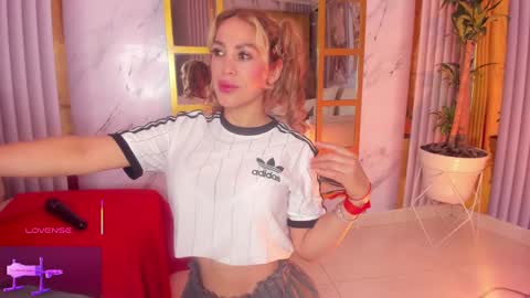 Snapshot of erotik_lady chatting on 02.28.25 TINY online show from 02.28.25