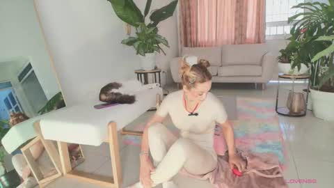 Snapshot of erotik_lady chatting on 09.10.25 TINY online show from 09.10.25