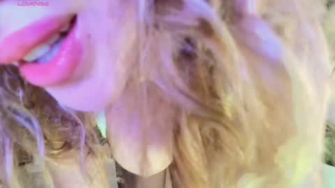 Snapshot of erotik_lady chatting on 10.15.25 TINY online show from 10.15.25