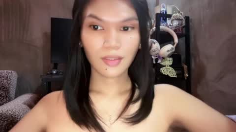 Snapshot of esilchan chatting on 05.18.26 Chelliane online show from 05.18.26