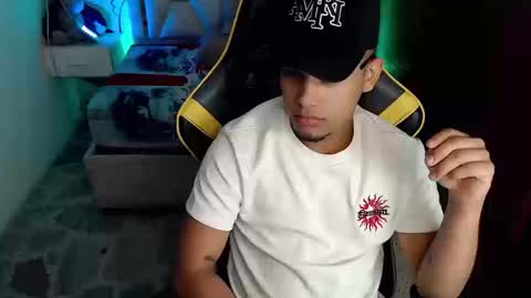 Snapshot of eskayler_ chatting on 09.22.25 eskayler_ online show from 09.22.25