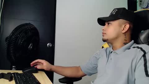 Snapshot of eskayler_ chatting on 09.24.25 eskayler_ online show from 09.24.25