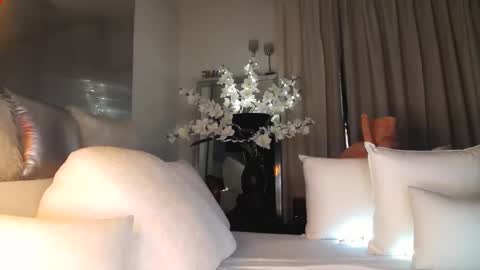 Esther online show from 10.10.25