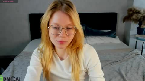 Snapshot of esme_runn chatting on 05.13.26 Esme Runn online show from 05.13.26