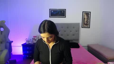 Snapshot of esmeraldaa_sc chatting on 10.05.25 Perla online show from 10.05.25