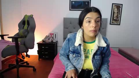 Snapshot of esmeraldaa_sc chatting on 10.09.25 Perla online show from 10.09.25
