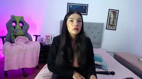 Snapshot of esmeraldaa_sc chatting on 10.14.25 Perla online show from 10.14.25