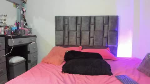 Snapshot of esmeraldaa_sc chatting on 05.11.26 Perla online show from 05.11.26