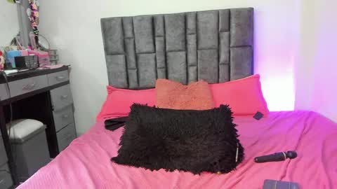 Snapshot of esmeraldaa_sc chatting on 05.21.26 Perla online show from 05.21.26