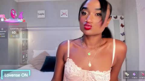 Snapshot of esmeraldanyx chatting on 09.17.25 esmeraldanyx online show from 09.17.25