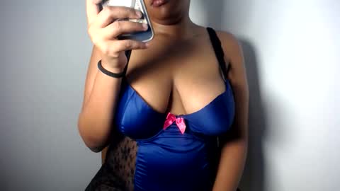 Snapshot of esmeray_ chatting on 05.23.26 Esme online show from 05.23.26