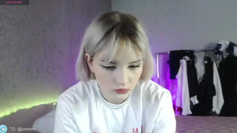 Snapshot of esmevelvet chatting on 05.17.26 Esme online show from 05.17.26