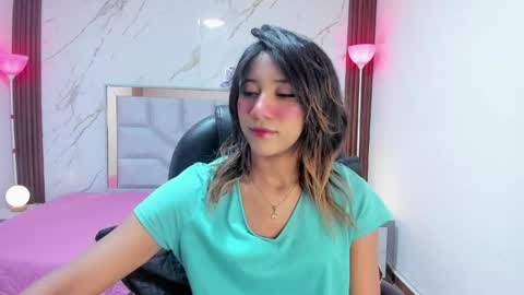 Snapshot of esperanzamora chatting on 04.21.26 esperanzamora online show from 04.21.26