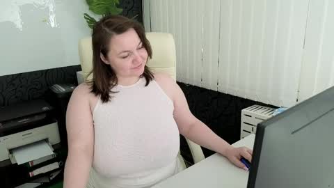 Snapshot of essensual_ chatting on 05.01.26 Ava online show from 05.01.26