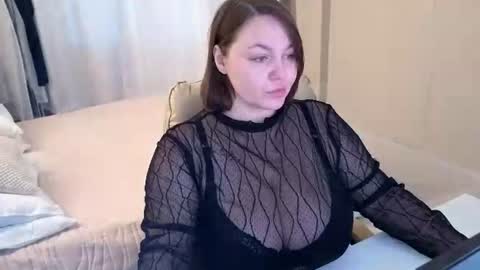 Snapshot of essensual_ chatting on 06.20.26 Ava online show from 06.20.26
