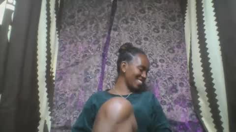 Snapshot of estanie chatting on 10.22.25 estanie online show from 10.22.25