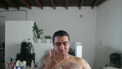 Snapshot of estebanmed92 chatting on 11.08.25 estebanmed92 online show from 11.08.25