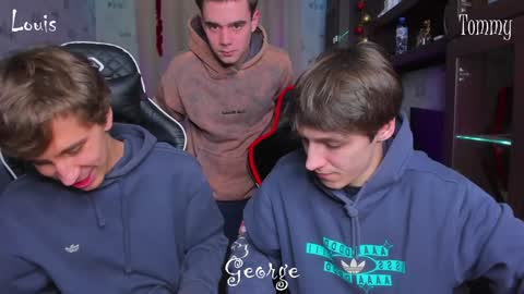 Snapshot of esthetics_boys chatting on 01.02.25 LOUIS online show from 01.02.25