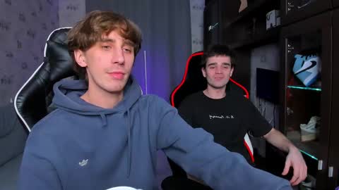 Snapshot of esthetics_boys chatting on 02.28.25 LOUIS online show from 02.28.25