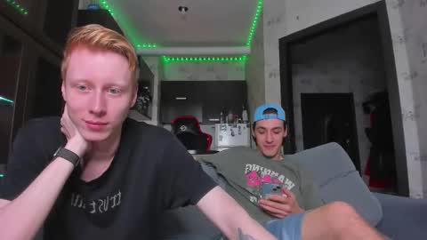 Snapshot of esthetics_boys chatting on 09.11.25 LOUIS online show from 09.11.25