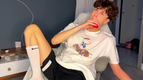 Snapshot of estremecerse chatting on 12.26.24 Alex online show from 12.26.24