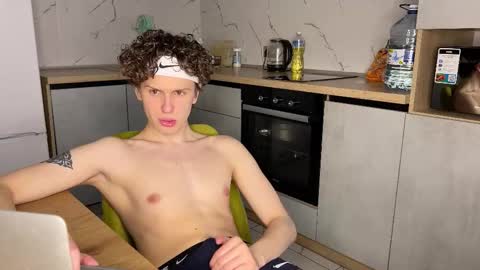 Snapshot of estremecerse chatting on 03.02.26 Alex online show from 03.02.26