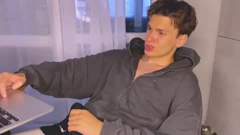Snapshot of estremecerse chatting on 06.25.26 Alex online show from 06.25.26