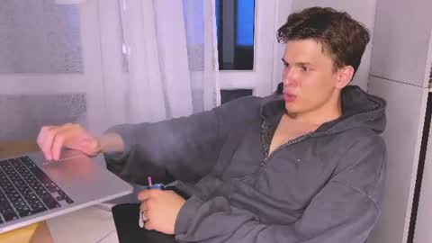 Snapshot of estremecerse chatting on 06.29.26 Alex online show from 06.29.26