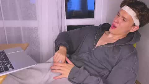 Snapshot of estremecerse chatting on 06.30.26 Alex online show from 06.30.26