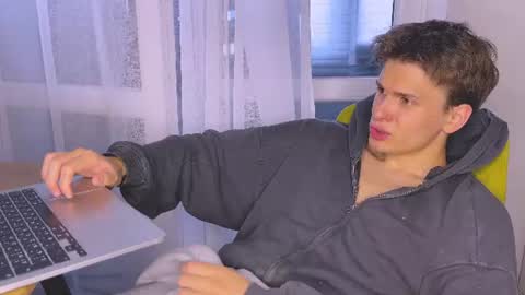 Snapshot of estremecerse chatting on 07.03.26 Alex online show from 07.03.26