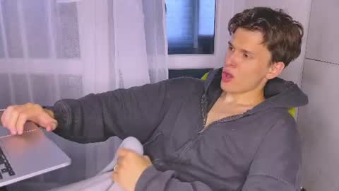 Snapshot of estremecerse chatting on 07.04.26 Alex online show from 07.04.26