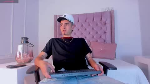 Snapshot of ethan_boy_ chatting on 11.22.25 Ethan online show from 11.22.25