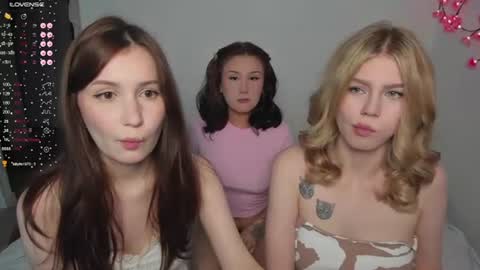 Snapshot of eumomino chatting on 07.08.26 Veronica Tiia Lilith left to right online show from 07.08.26