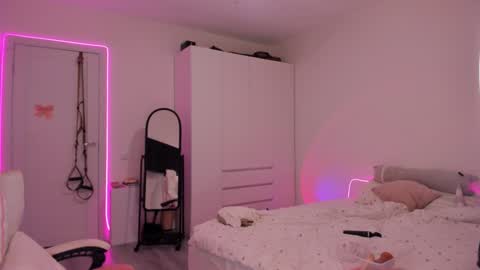 Eva Davis online show from 01.12.25