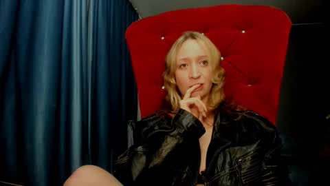 Snapshot of eva_rikchter chatting on 10.10.25 Ice Goddess online show from 10.10.25