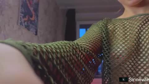Snapshot of eva_sinn chatting on 10.27.25 Hi there i am Eva and i wish create a nice community with you so join my Ticket Show for more pleasure online show from 10.27.25
