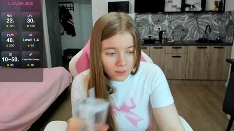 Snapshot of eva_tomiok chatting on 01.04.25 Eva online show from 01.04.25