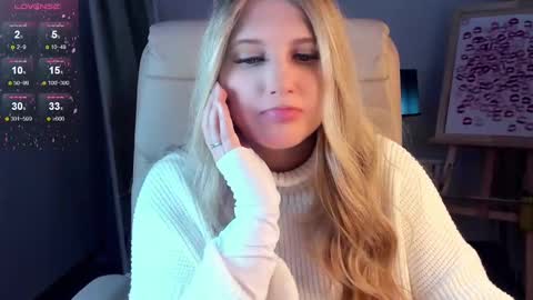 Snapshot of evacadooo chatting on 03.11.25 Eva online show from 03.11.25