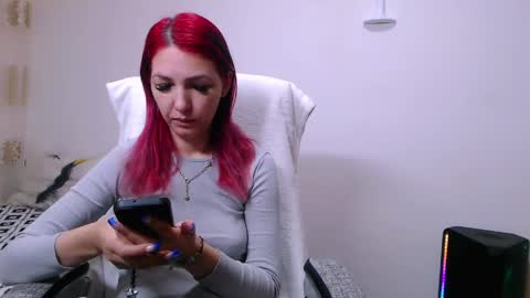 Snapshot of evadesireone chatting on 05.12.26 EvadesireONE online show from 05.12.26