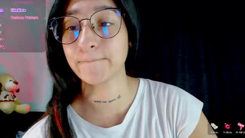 Snapshot of evah_lee chatting on 10.23.25 Evah Lee online show from 10.23.25