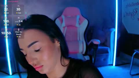 Snapshot of evanew_ chatting on 11.05.25 Eva online show from 11.05.25