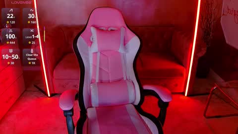 Snapshot of evanew_ chatting on 11.26.25 Eva online show from 11.26.25