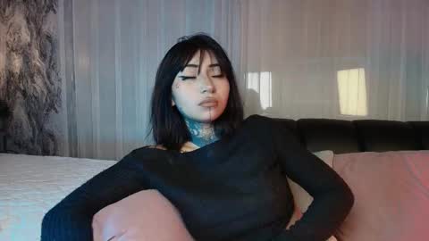 Snapshot of evangeline_bell chatting on 12.05.25 Eva online show from 12.05.25