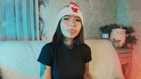 Snapshot of evangeline_bell chatting on 12.22.25 Eva online show from 12.22.25