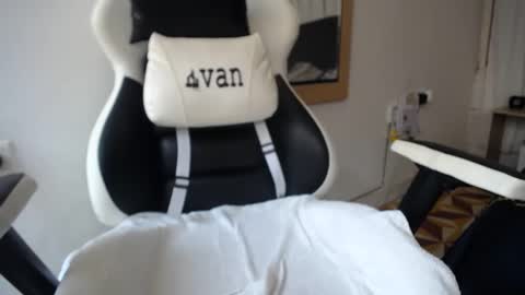 Snapshot of evans_king chatting on 01.12.25 Evan online show from 01.12.25