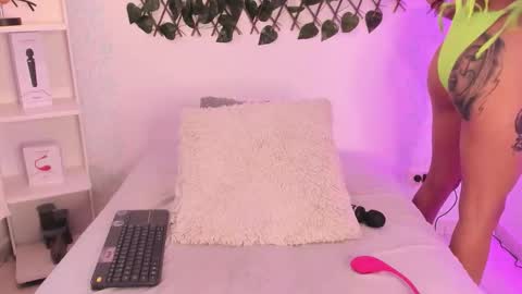 Snapshot of evaritz__ chatting on 02.28.26 EVARITZ online show from 02.28.26