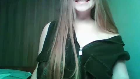 Snapshot of evasapples2026 chatting on 04.22.26 evasapples2026 online show from 04.22.26