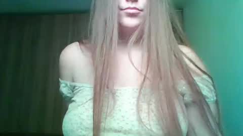 Snapshot of evasapples2026 chatting on 05.05.26 evasapples2026 online show from 05.05.26